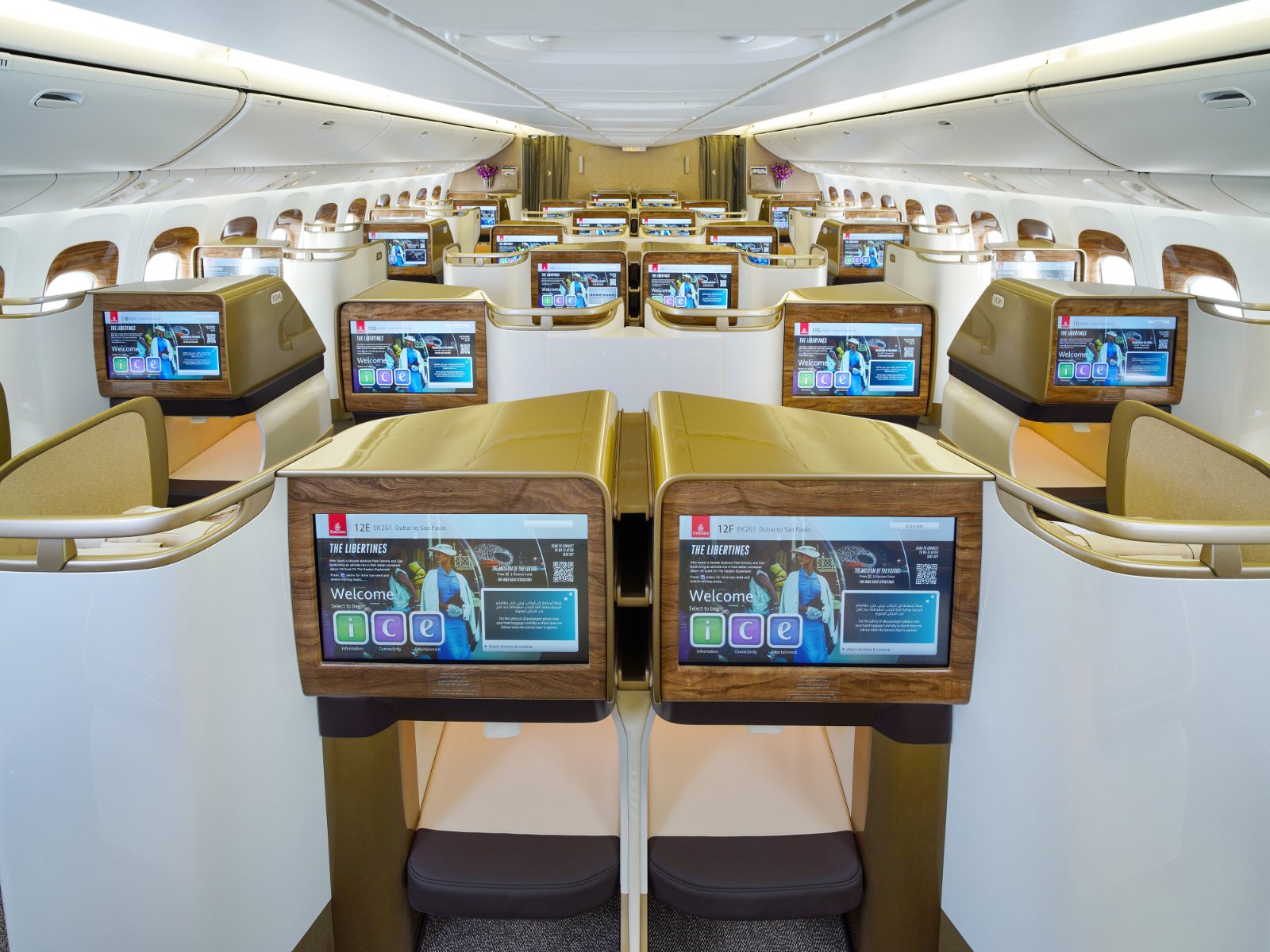 エミレーツ航空 改装777のビジネスクラス（後方から）