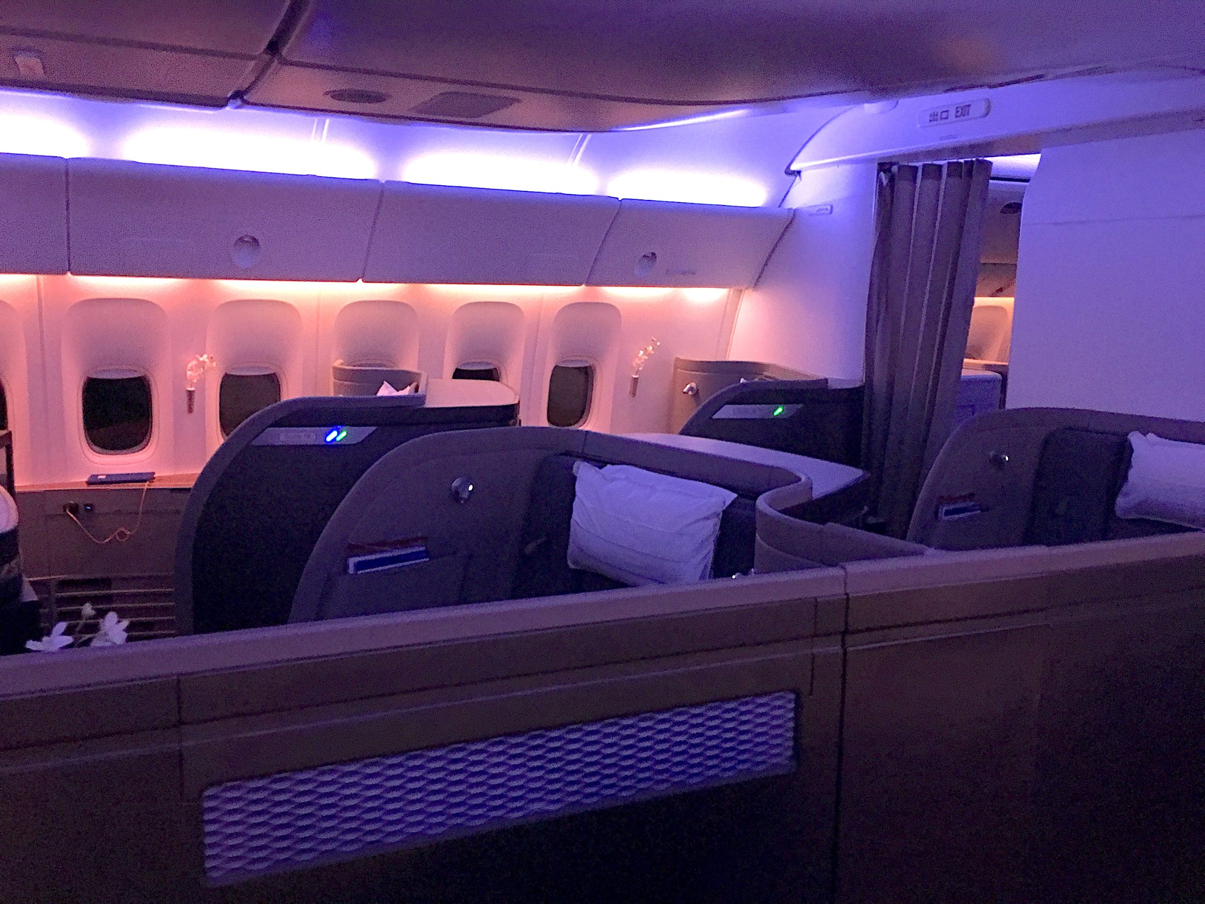 キャセイパシフィック航空777-300ERのファーストクラス