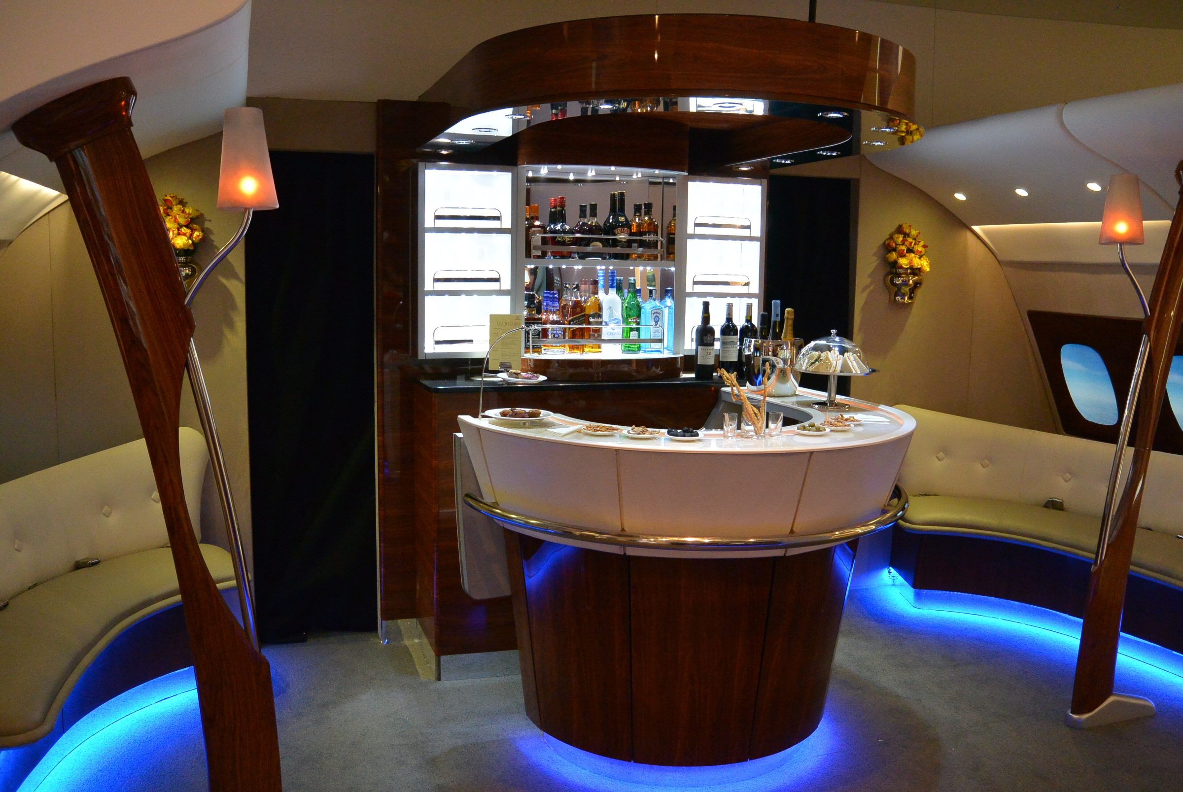 エミレーツ航空A380の機内バーラウンジ(展示モデル)