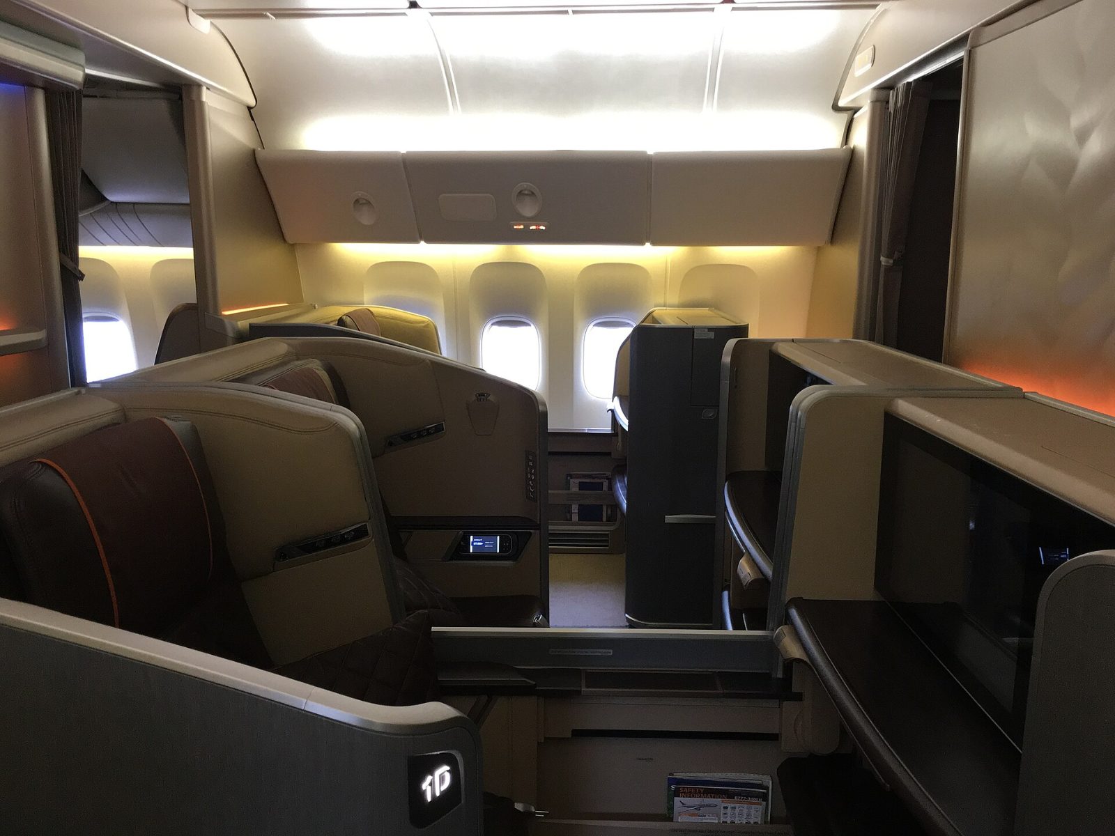 シンガポール航空 777-300ER ファーストクラス(1)