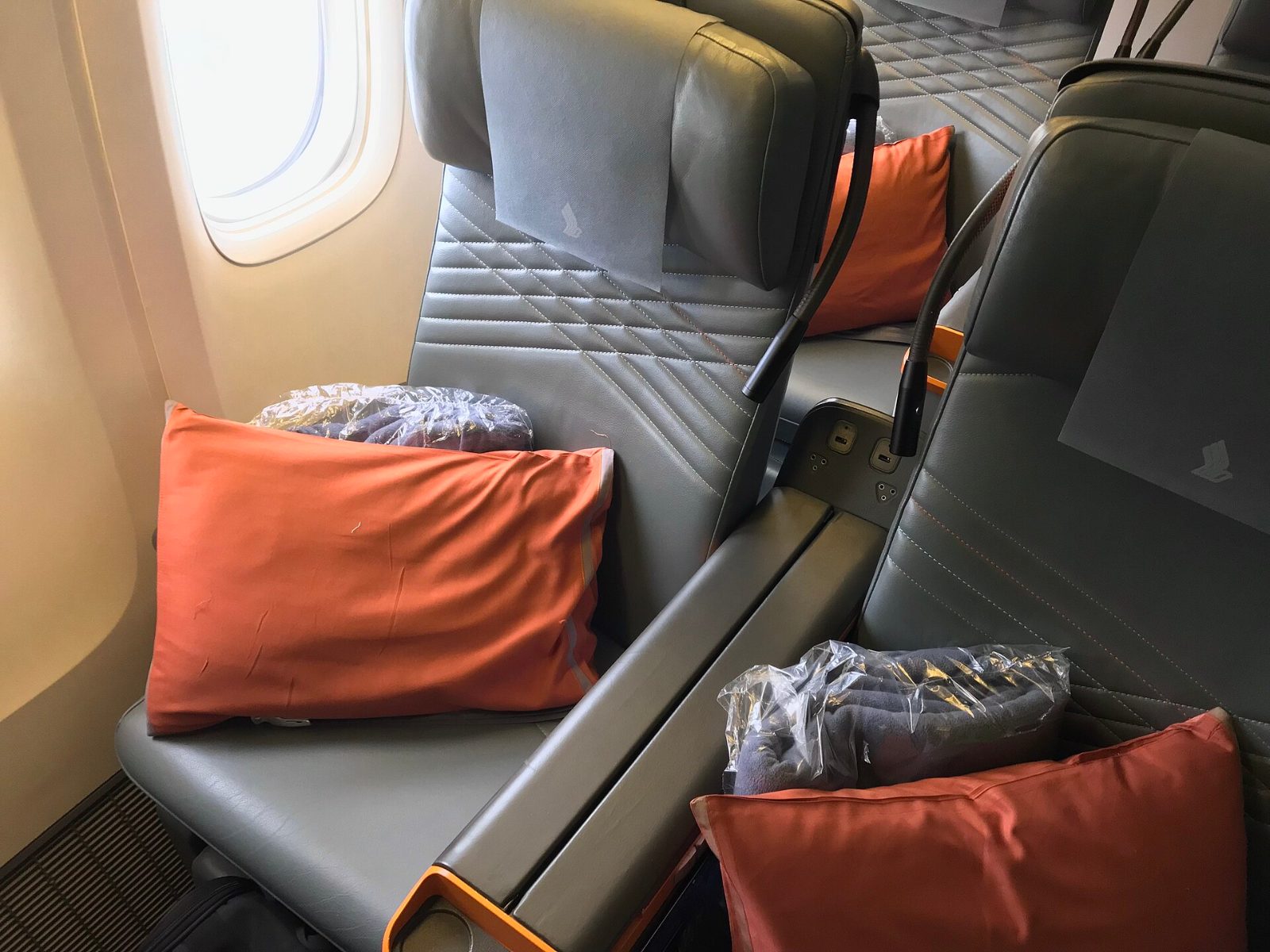 シンガポール航空 777-300ER プレミアムエコノミー(1)