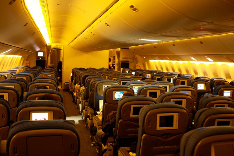 ANAの777のエコノミークラス(写真は以前の内装のもの)